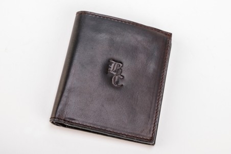 Carteira de couro castanho escuro com letras BC gravadas