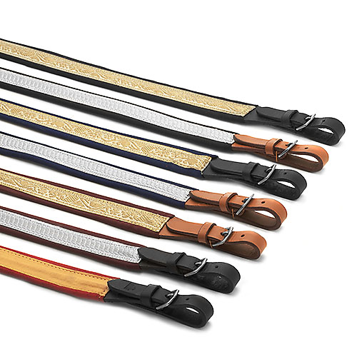 Cinco cintos de couro com fivelas metálicas em várias cores e padrões