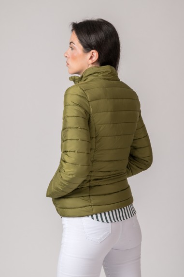 Casaco acolchoado verde-oliva visto de costas com mulher vestida de branco