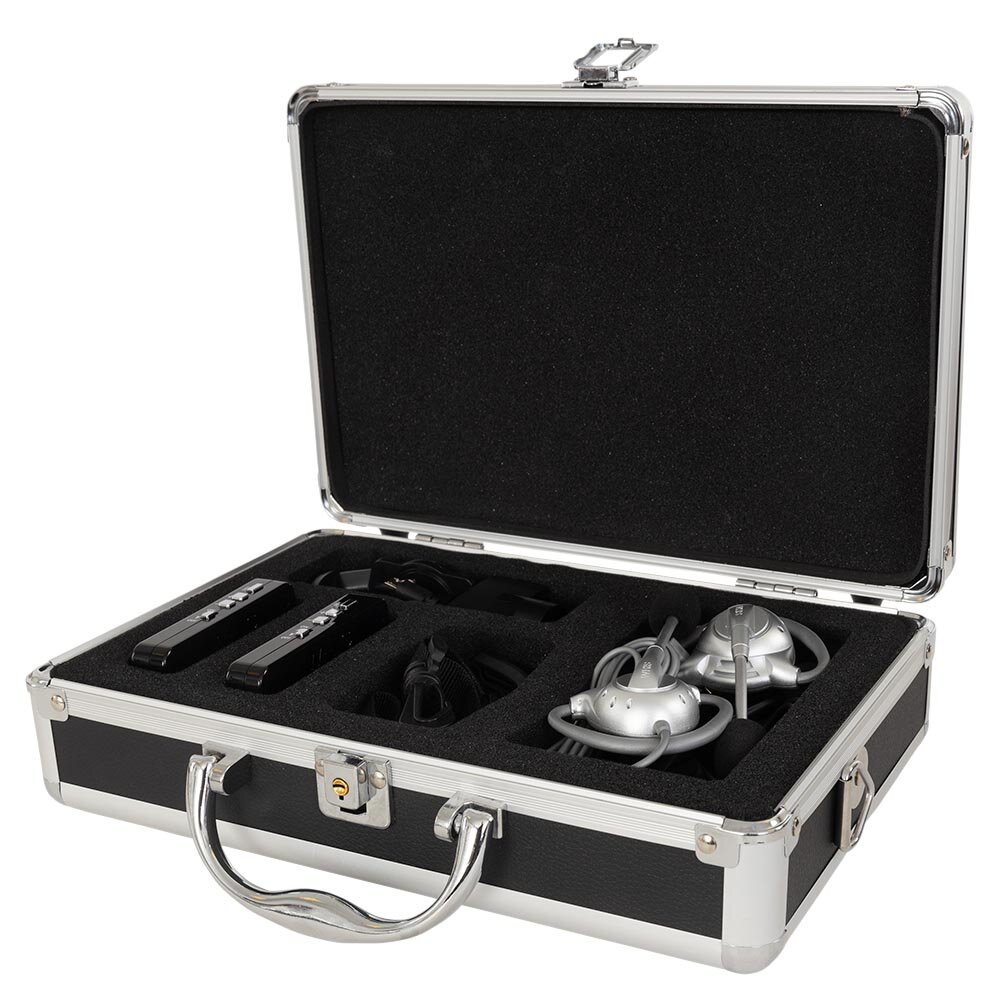 Estojo aberto com auriculares prateados e dispositivos electrónicos pretos em espuma