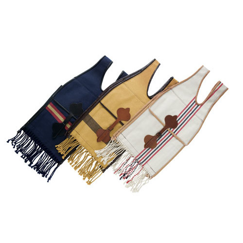 Três capas de garrafa em tecido azul, amarelo e branco com franjas e decorativas