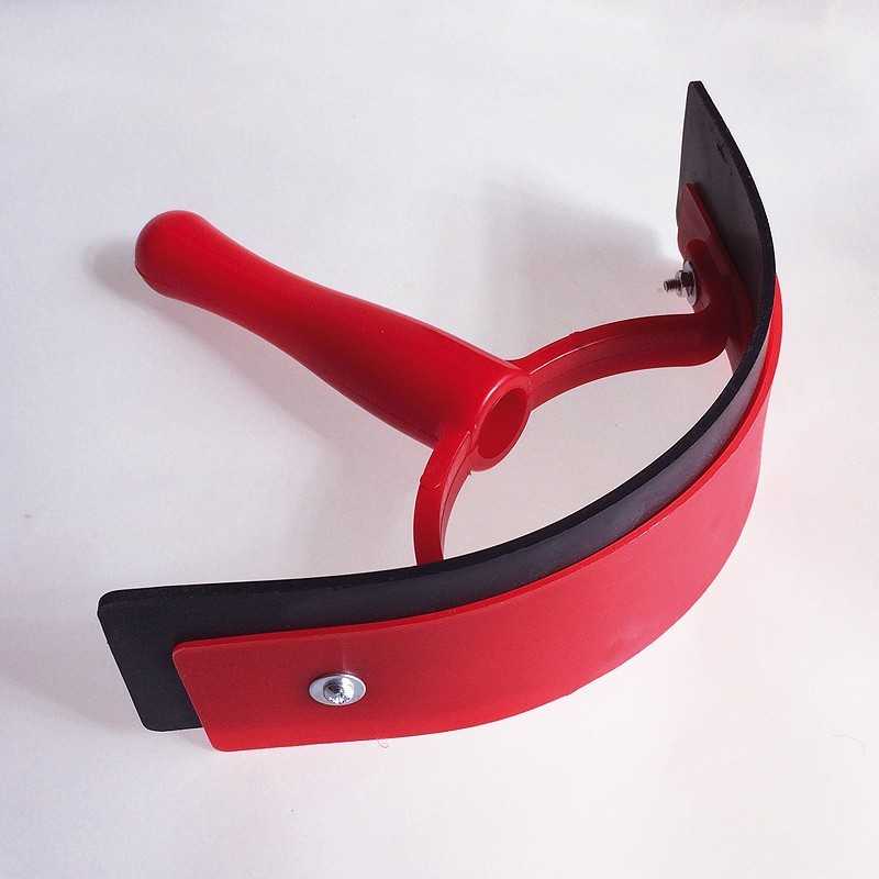 Ferramenta vermelha com lâmina curva preta num fundo branco