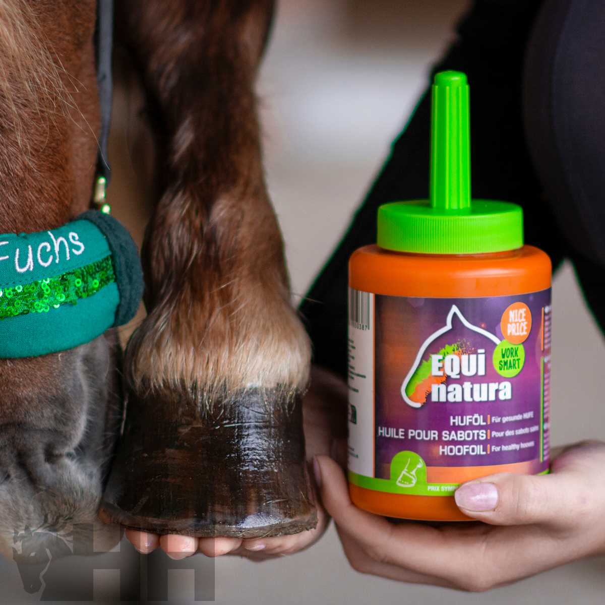 Frasco de óleo para cascos EQUInatura ao lado do casco de um cavalo