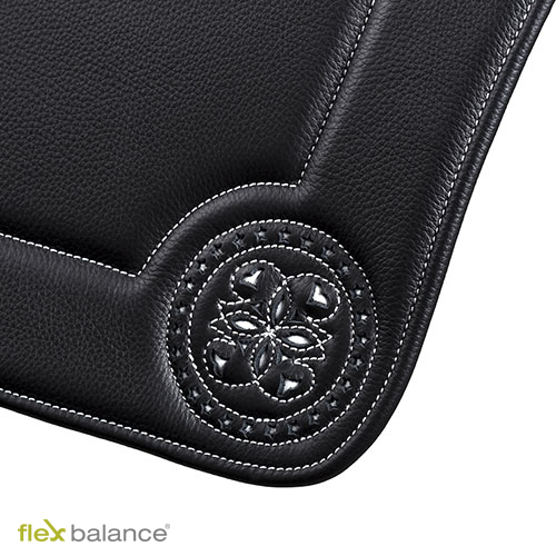 Produto em couro sintético preto com padrão circular em relevo e costuras brancas