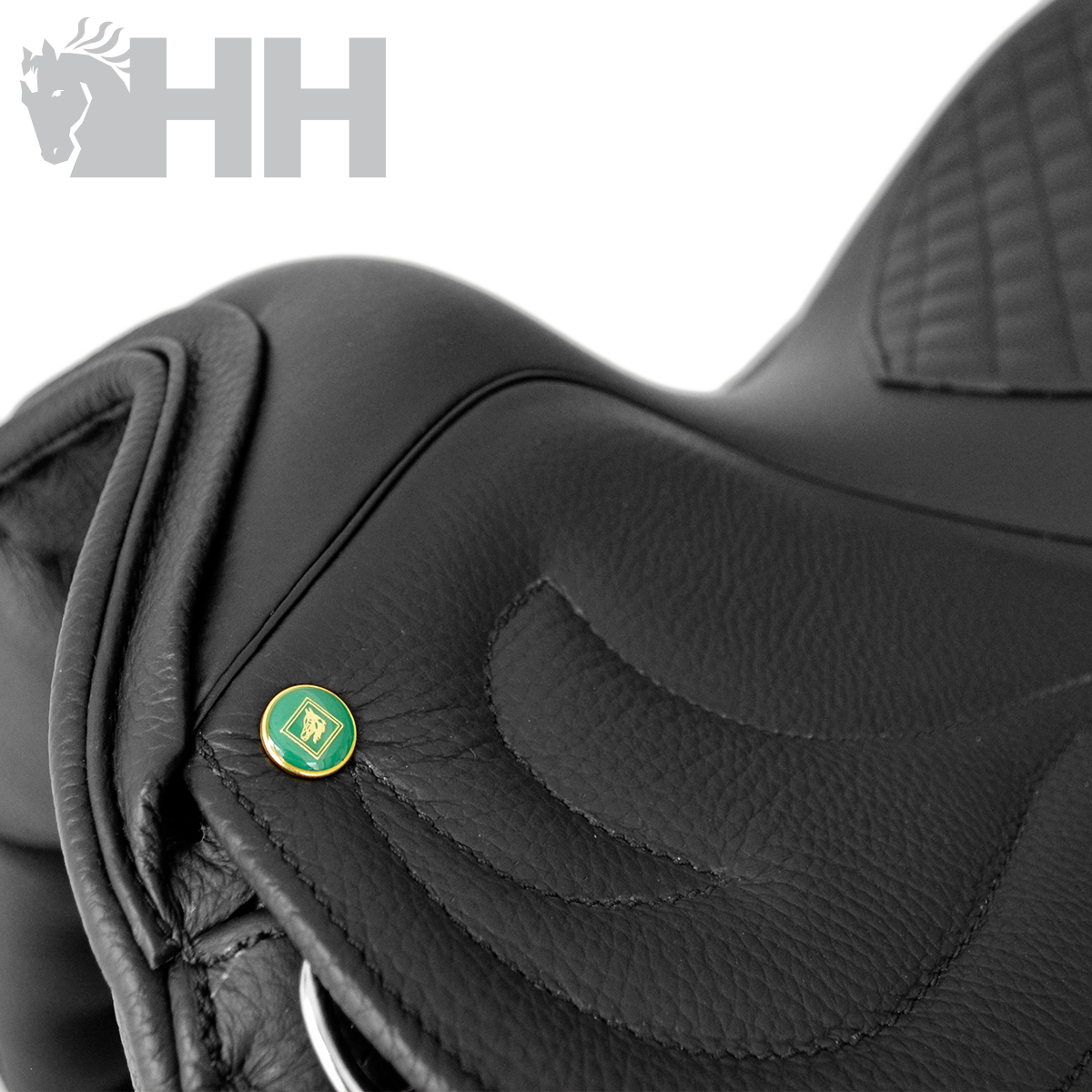Sela de cavalo preta em couro com emblema verde e dourado