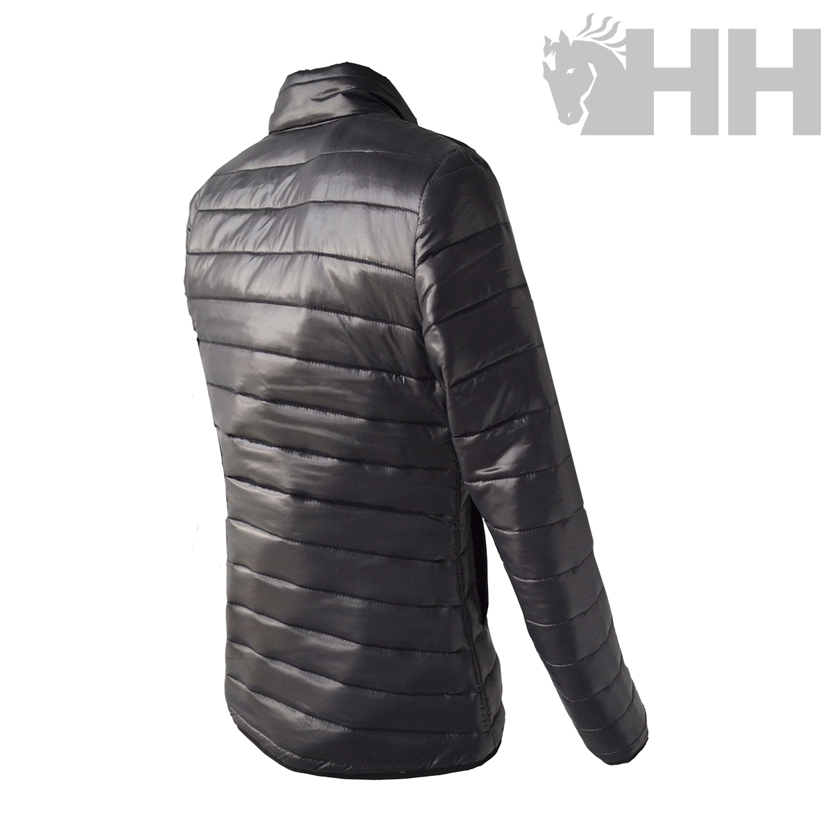 Casaco acolchoado preto visto de costas com padrão horizontal e logótipo HH no fundo branco