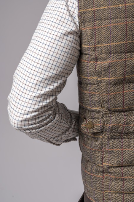 Coletede padrão pied-de-poule castanho com camisa de quadrícula