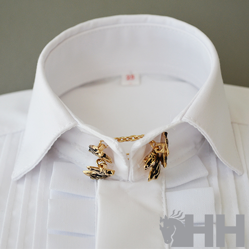 Camisa branca de colarinho com smocking e corrente dourada com abotoaduras