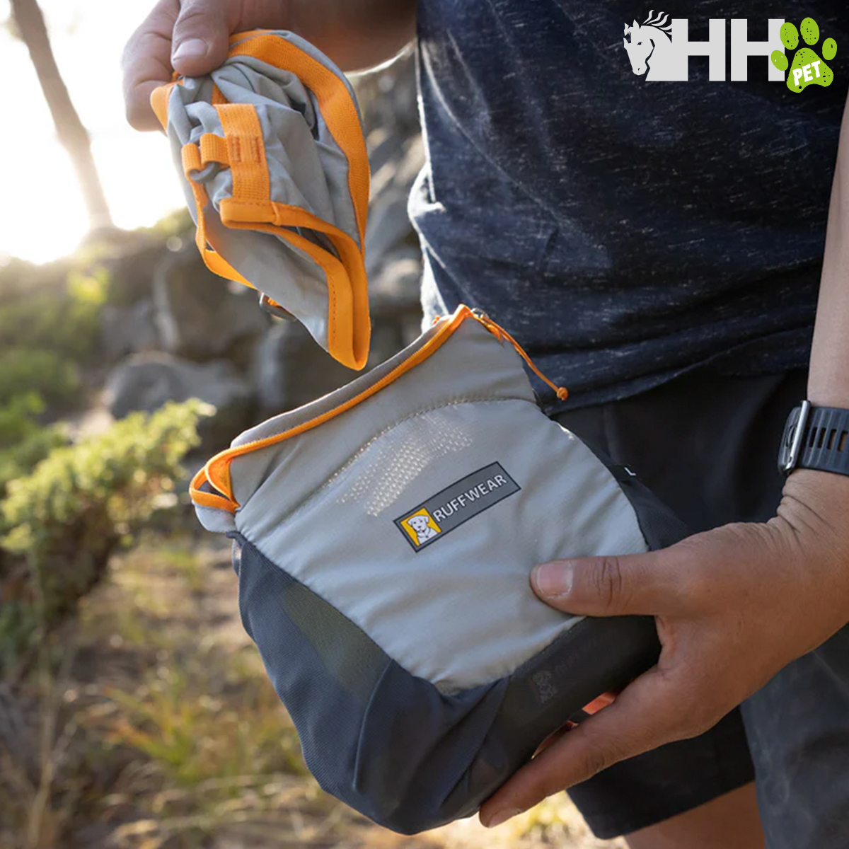 Sacos cinza e laranja para cães com etiqueta Ruffwear ao ar livre