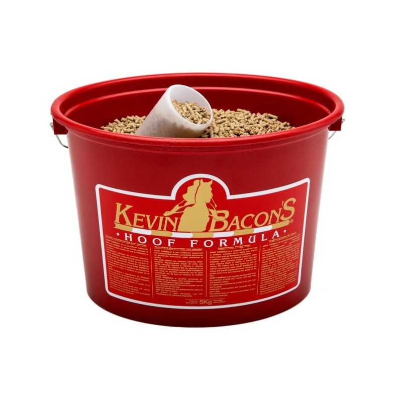 Vaso vermelho com ração para animais e colher branca, marca Kevin Bacons Hoof Formula