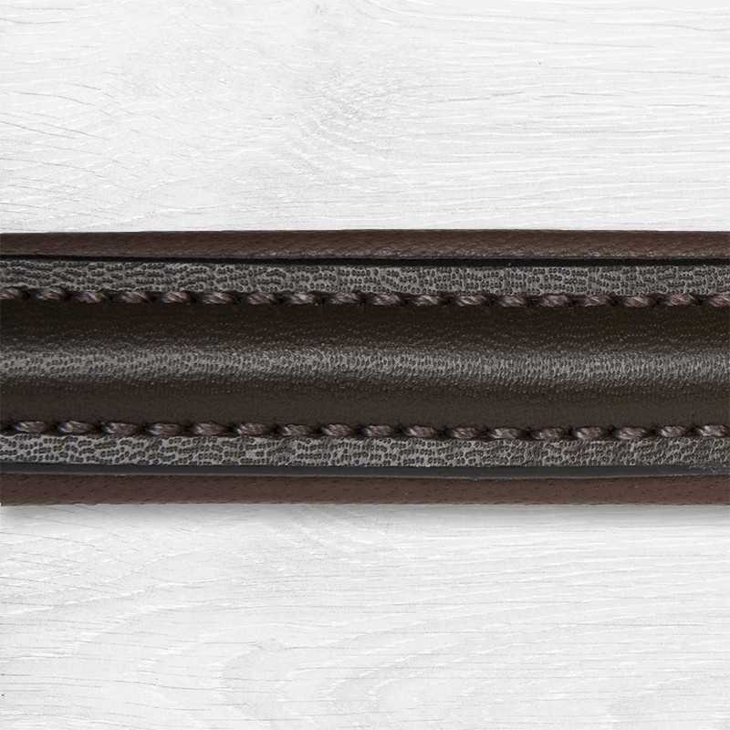 Correia castanha com costura cinza escura em couro sobre superfície branca