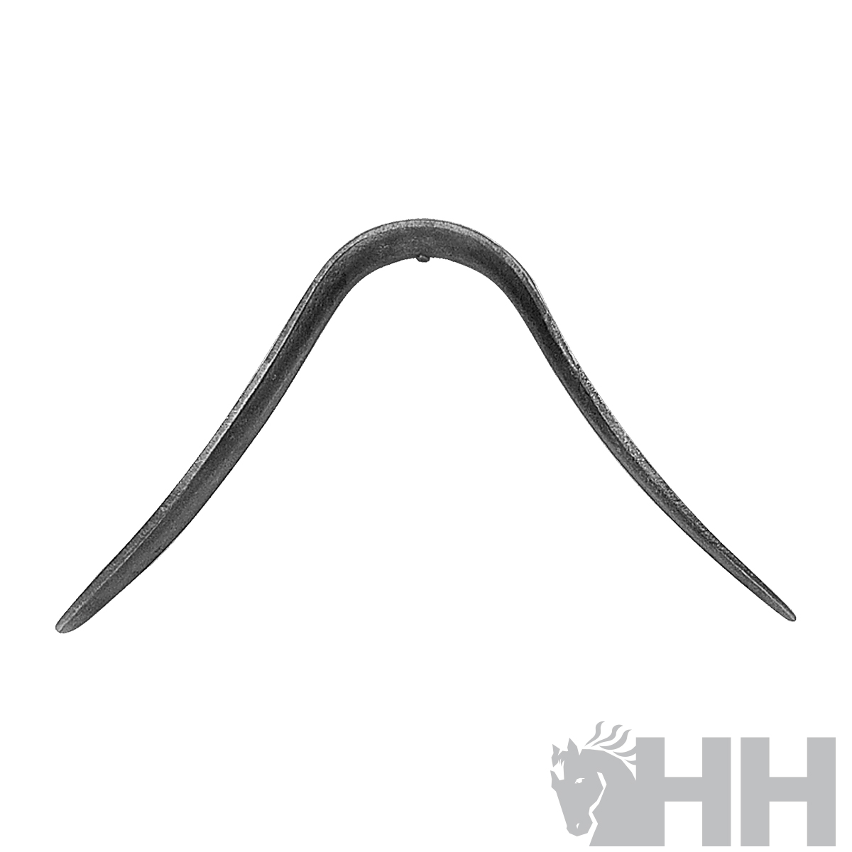 Bumerangue metálico prateado curvado sobre fundo branco com logótipo HH