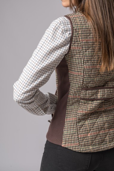 Parte traseira de colete feminino com padrão pied-de-poule e camisa branca de quadrados