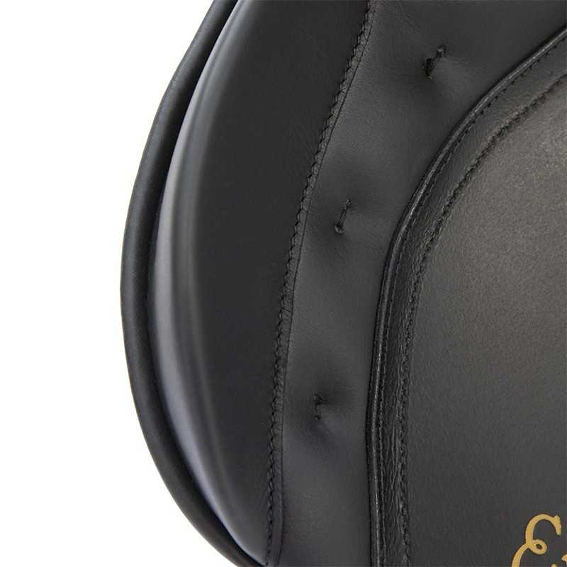 Acessório de couro preto com costuras e acolchoamento