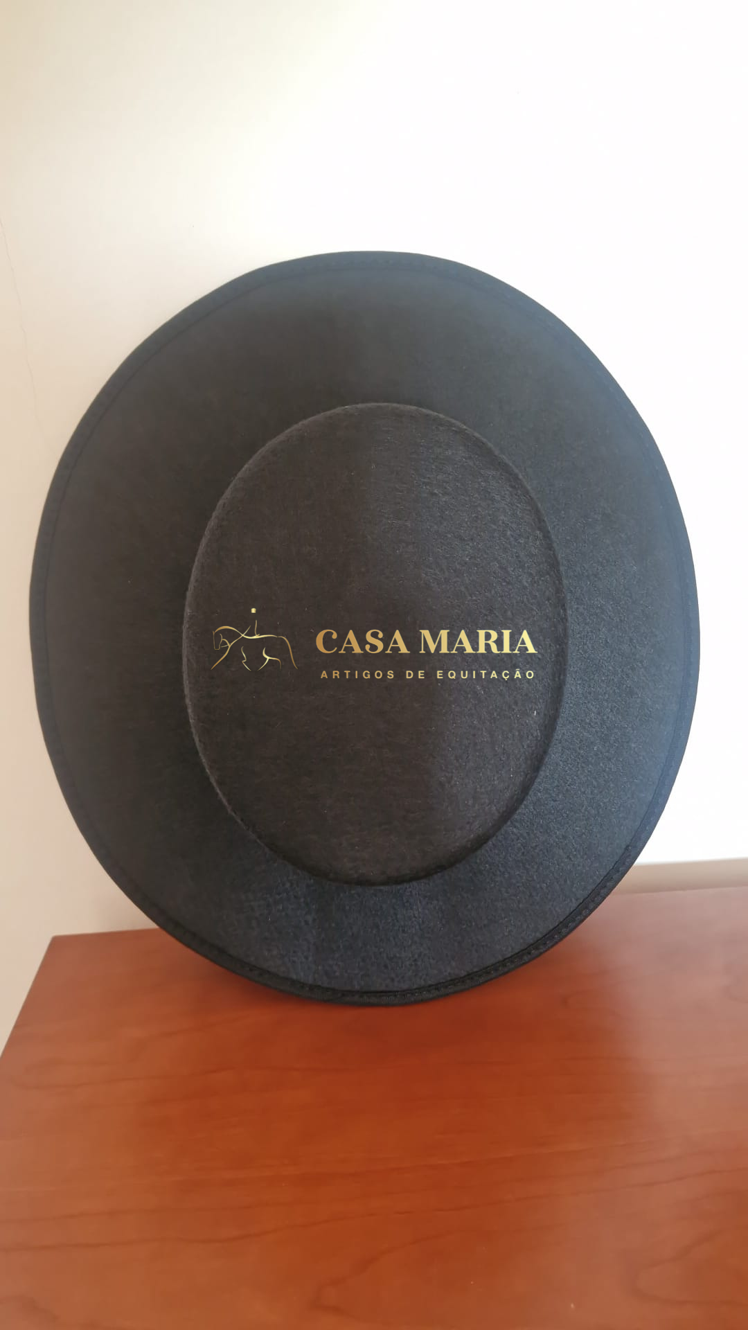 Chapéu preto com marca CASA MARIA ARTIGOS DE EQUITAÇÃO