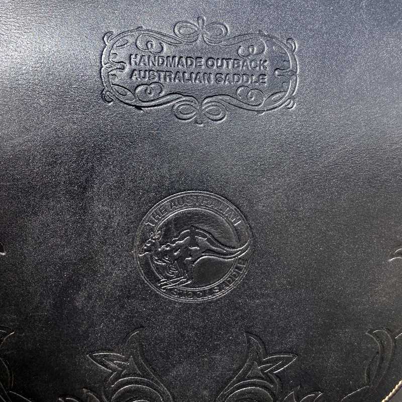 Couro preto com gravação em relevo HANDMADE OUTBACK AUSTRALIAN SADDLE e selo com canguru