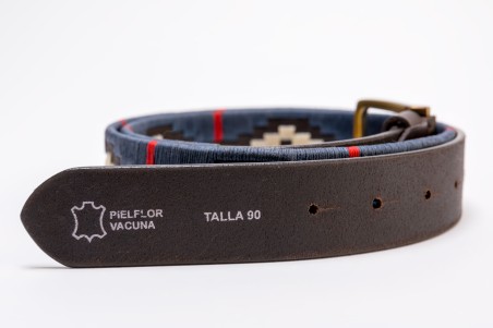 Cinto de couro castanho com padrão geométrico azul e vermelho