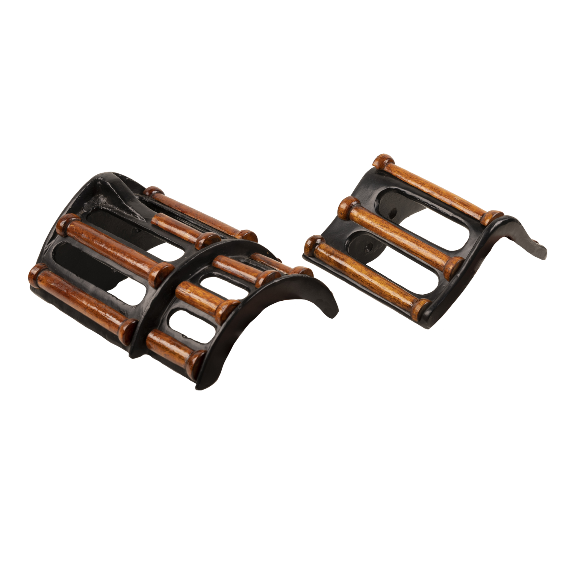 Suportes pretos de metal com barras de madeira castanha e estrutura curva