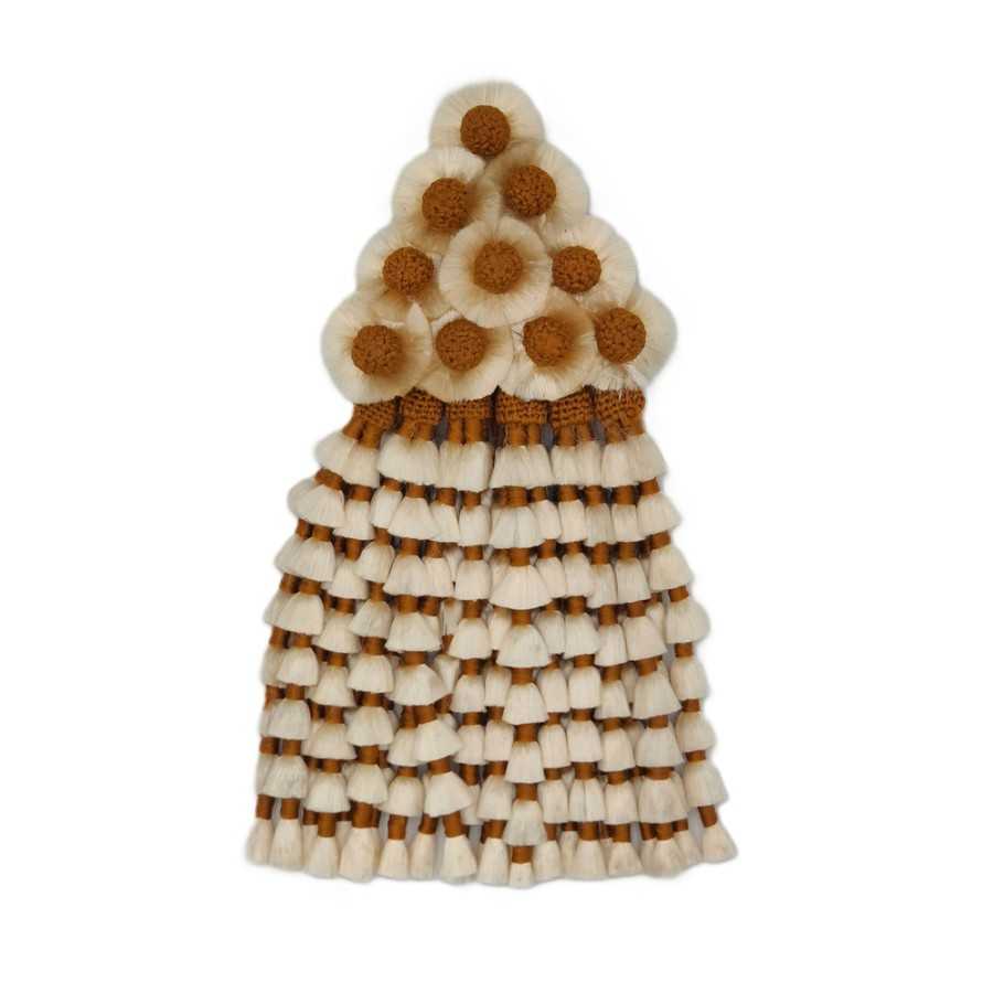 Lustre pendente decorativo em algodão branco com detalhes castanhos com pompons e franjas em camadas