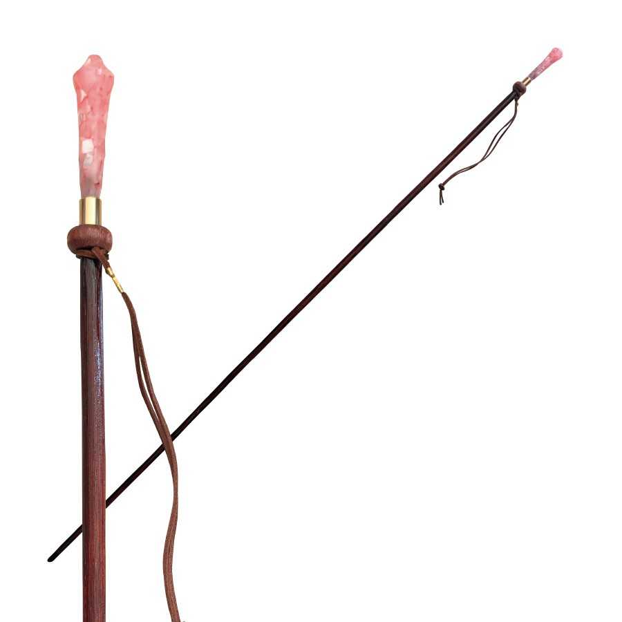 Bengala longa de madeira com punho rosa translúcido e cordão castanho