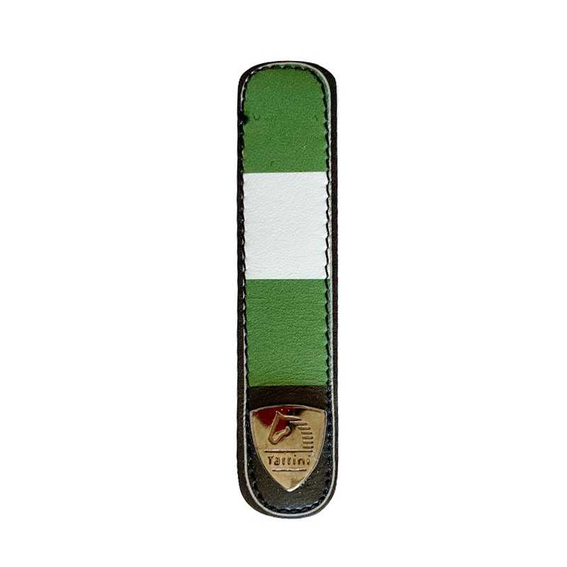 Estojo de pele verde e branco com emblema metálico Tatlin