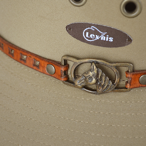 Chapéu bege com fivela de cabeça de cavalo e etiqueta 'Lexnis'