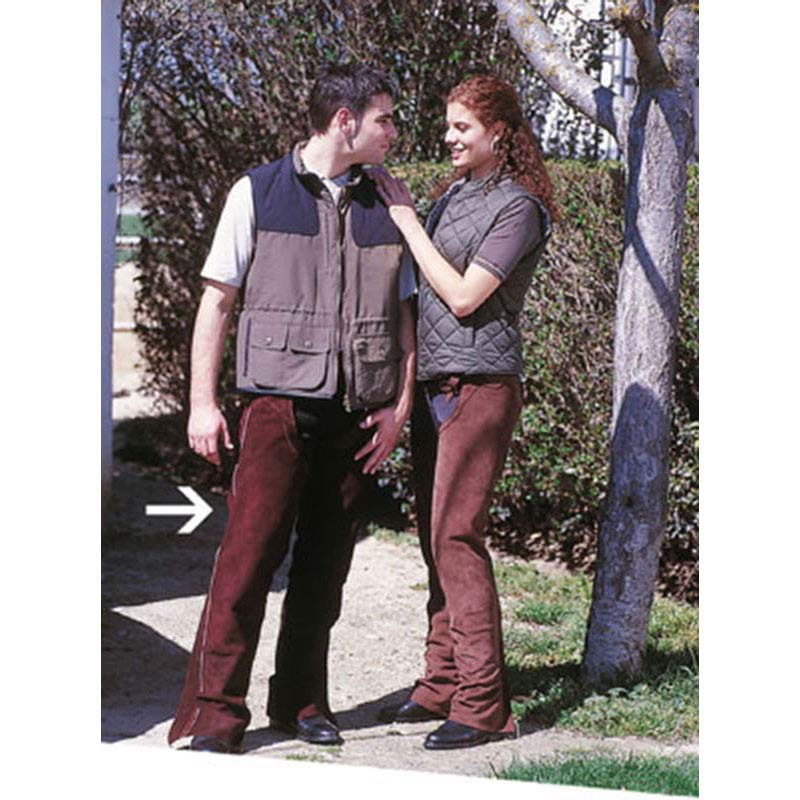 Homem e mulher com coletes cinza e calças castanhas, com seta branca apontando para as calças do homem em ambiente exterior