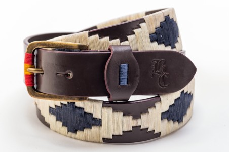 Cinto masculino couro castanho com padrão geométrico branco e azul escuro