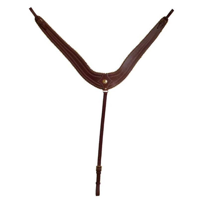 Peitoral em couro castanho com costura bege e fivela dourada.