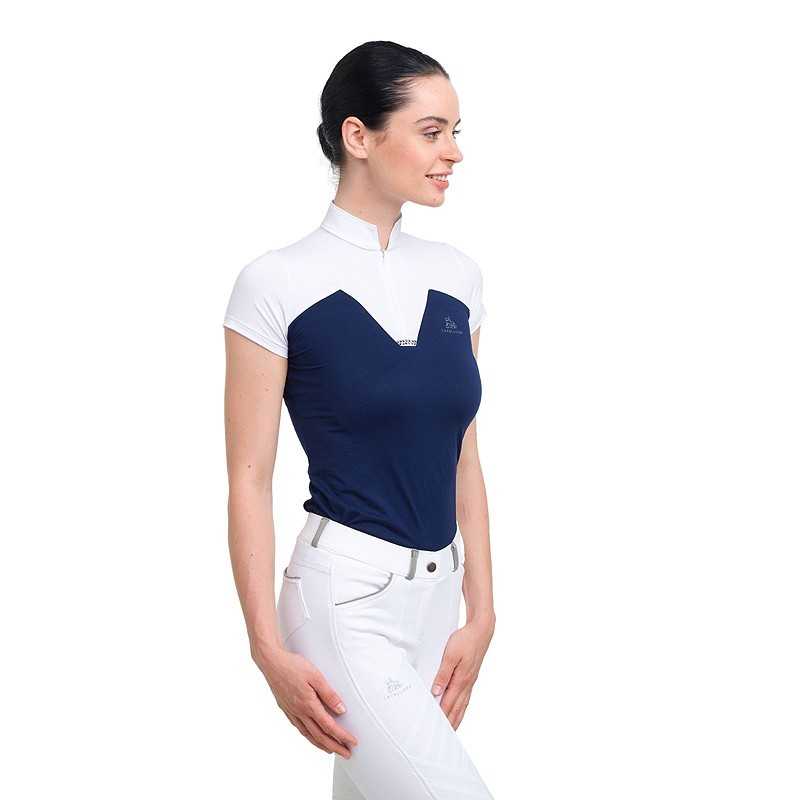 Mulher a usar camisa desportiva azul e branca e calças brancas