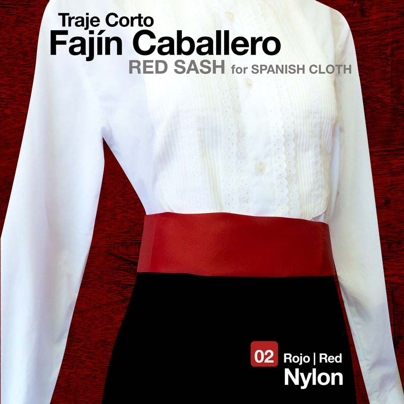 Traje curto masculino com cinto vermelho de nylon e camisa branca com padrão bordado