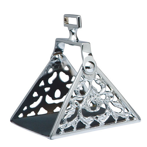 Suporte metálico triangular prateado decorativo com laterais vazadas