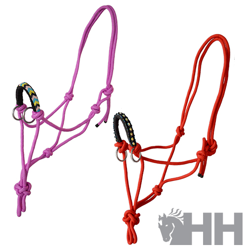 Dois cabrestos de corda coloridos para cavalo com detalhes, sobre fundo branco com logo HH.