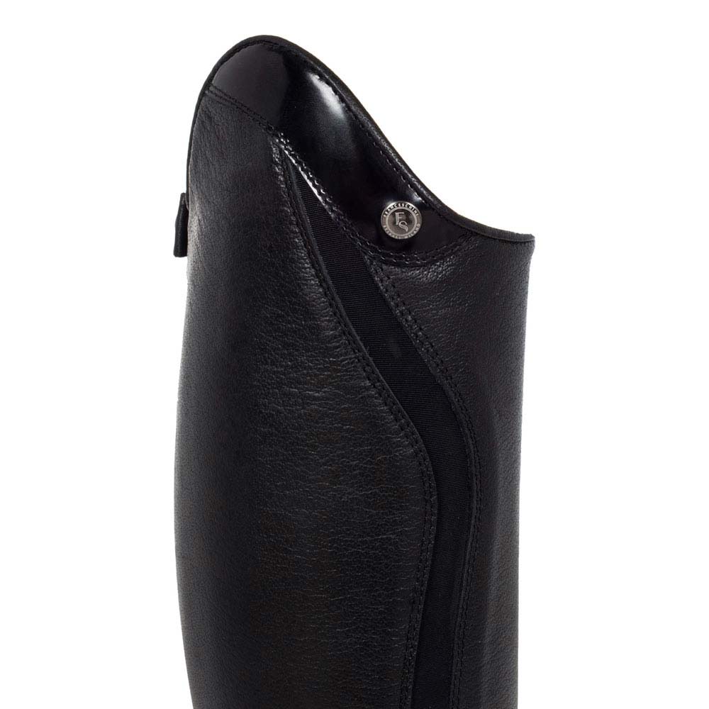 Bota preta em couro com detalhe em botão metálico ES