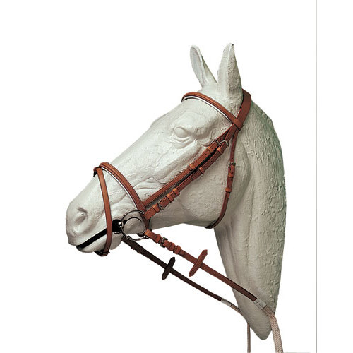 Cabresto de cavalo em couro castanho numa cabeça de cavalo branca decorativa