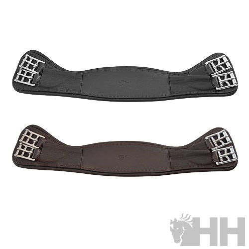 Duas correias de montaria em pele preta e castanha com fivelas metálicas prateadas