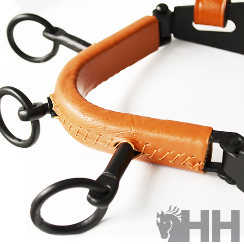 Peça de ferragem e couro para equitação castanha com argolas metálicas pretas