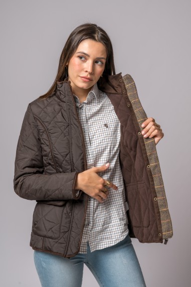 Mulher a mostrar casaco acolchoado castanho escuro aberto com interior xadrez castanho