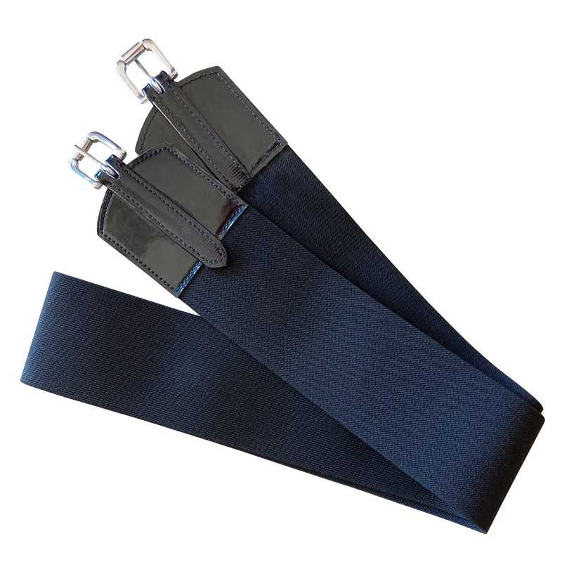 Cinto elástico preto com fivelas metálicas prateadas