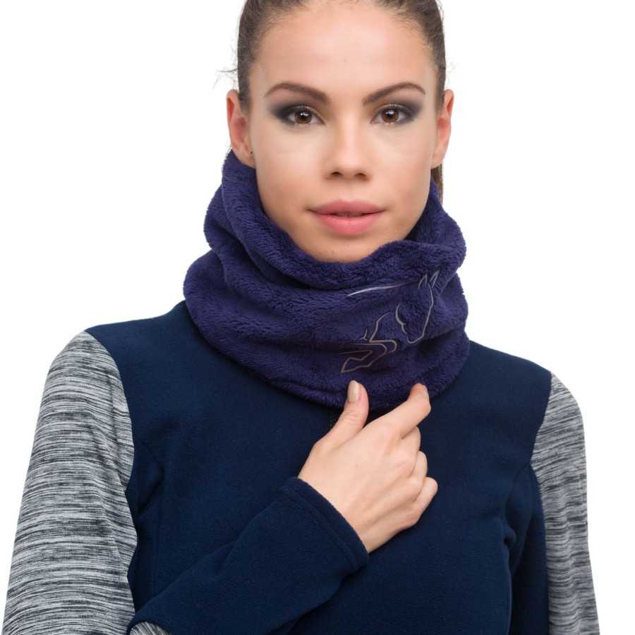 Mulher com cachecol tubular azul escuro felpudo com padrão bordado de cavalo