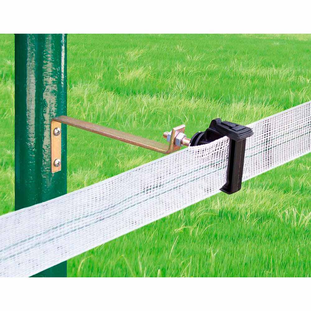 Suporte metálico verde com fita branca e mola preta em relva verde