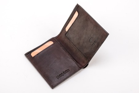 Carteira bifold de couro castanho escuro aberta com cartões visíveis.