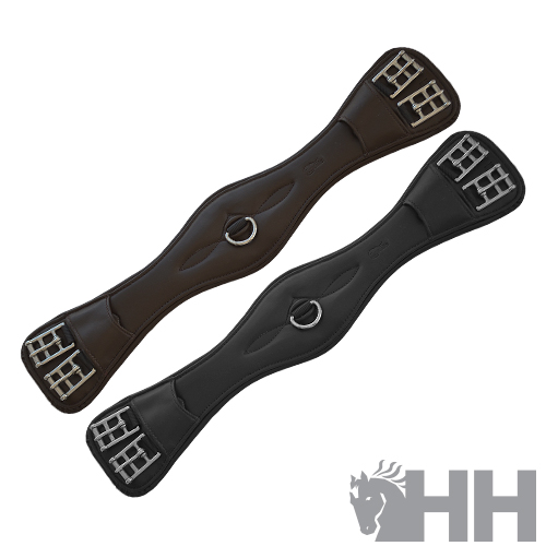 Dois cinchos de sela castanho e preto com fivelas metálicas prateadas e argola metálica no centro