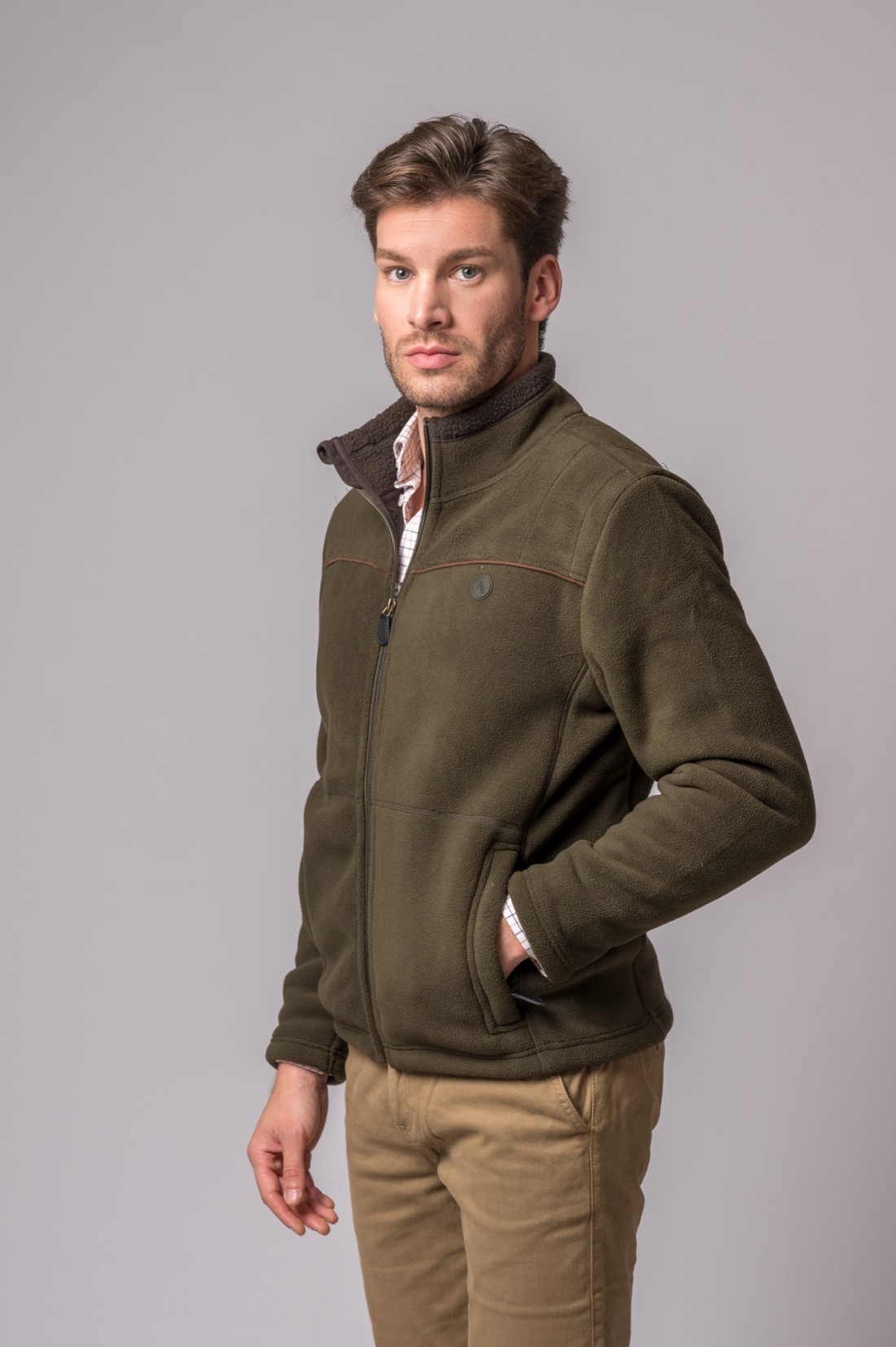 Casaco verde-oliva de fleece com fecho e gola alta em modelo masculino