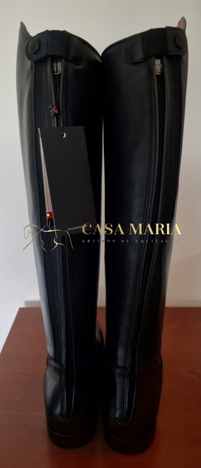 Botas pretas de equitação em couro com fecho atrás e etiqueta