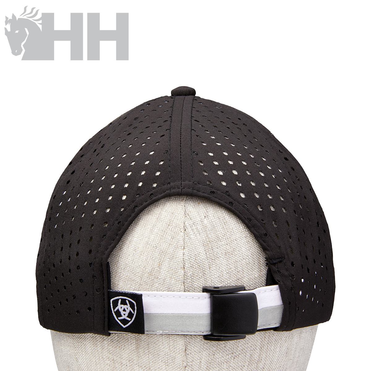 Boné preto perfurado com faixa ajustável branca e fecho preto visto de trás