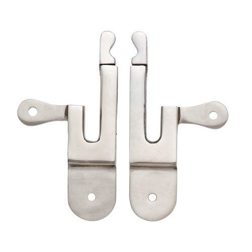 Par de suportes metálicos prateados para fixação com orifícios para parafusos