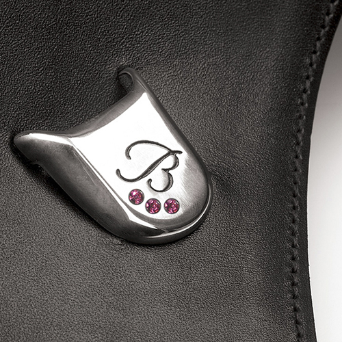 Couro preto com aplicação metálica prateada e pedras cor de rosa