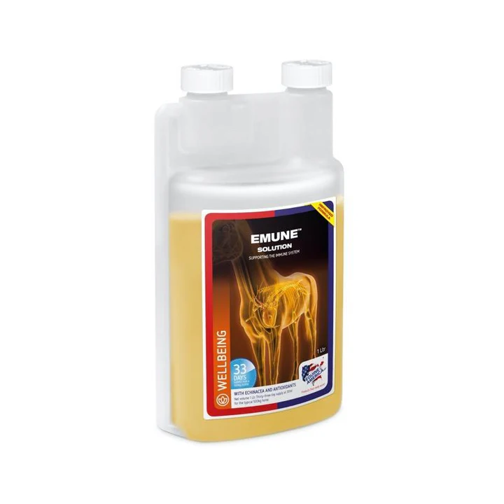 Frasco plástico transparente com líquido amarelo e rótulo colorido de suplemento EMUNE SOLUTION