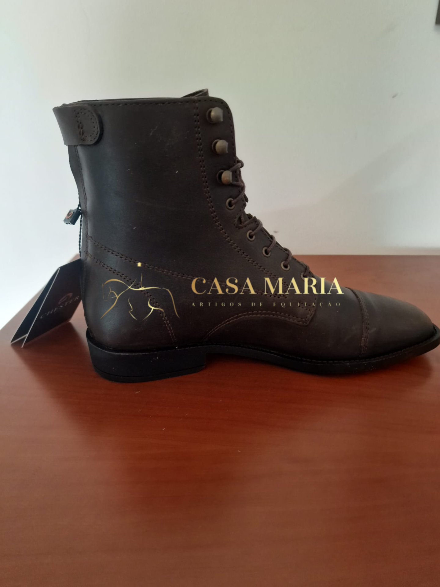 Botim masculino de couro castanho escuro com atacadores pretos e sola preta